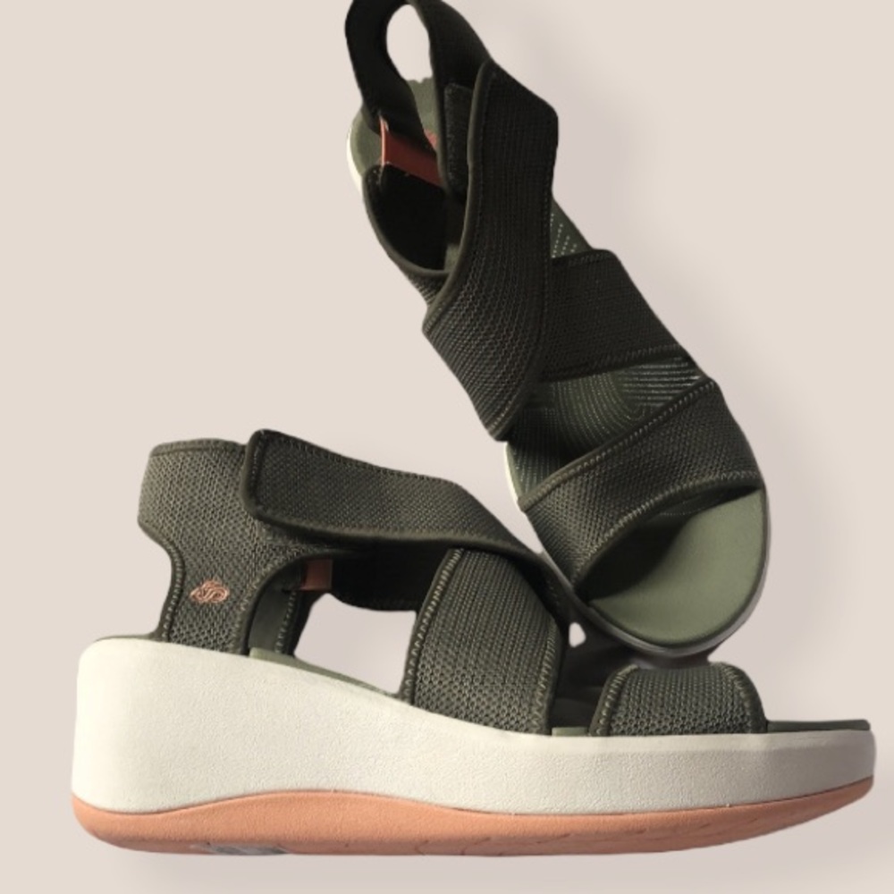 NWT Clarks Step Cali Palm Sandal in Olive 9.5M